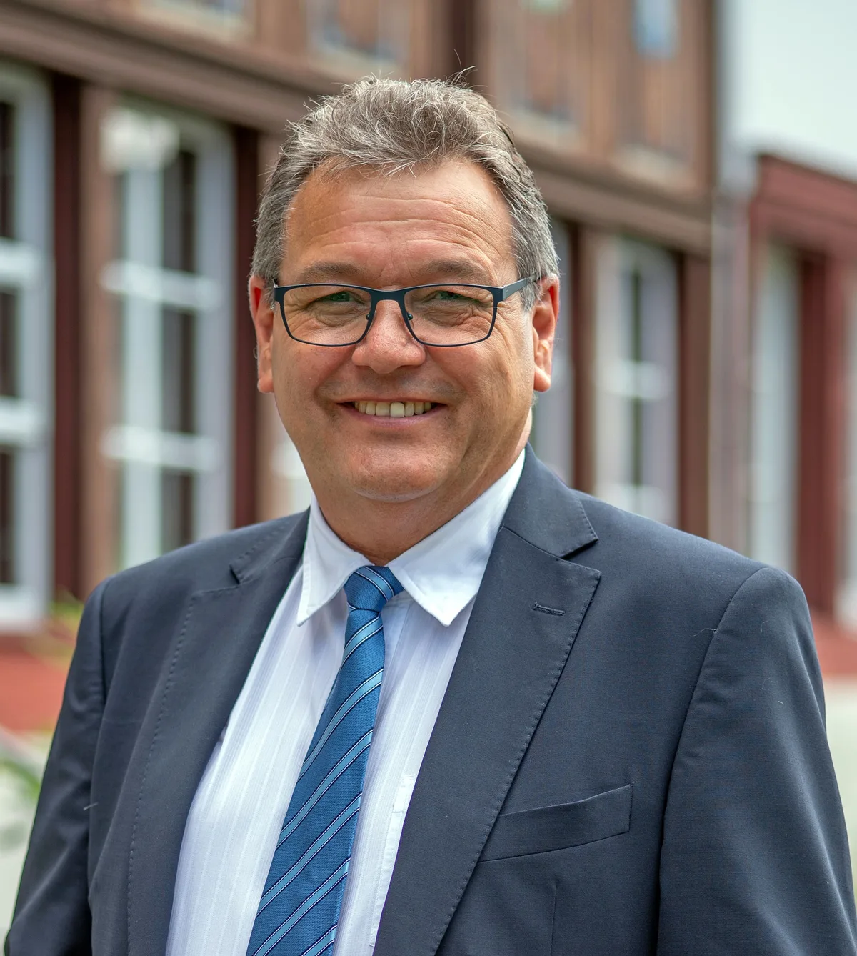 Man sieht Roger Winter im Porträt.